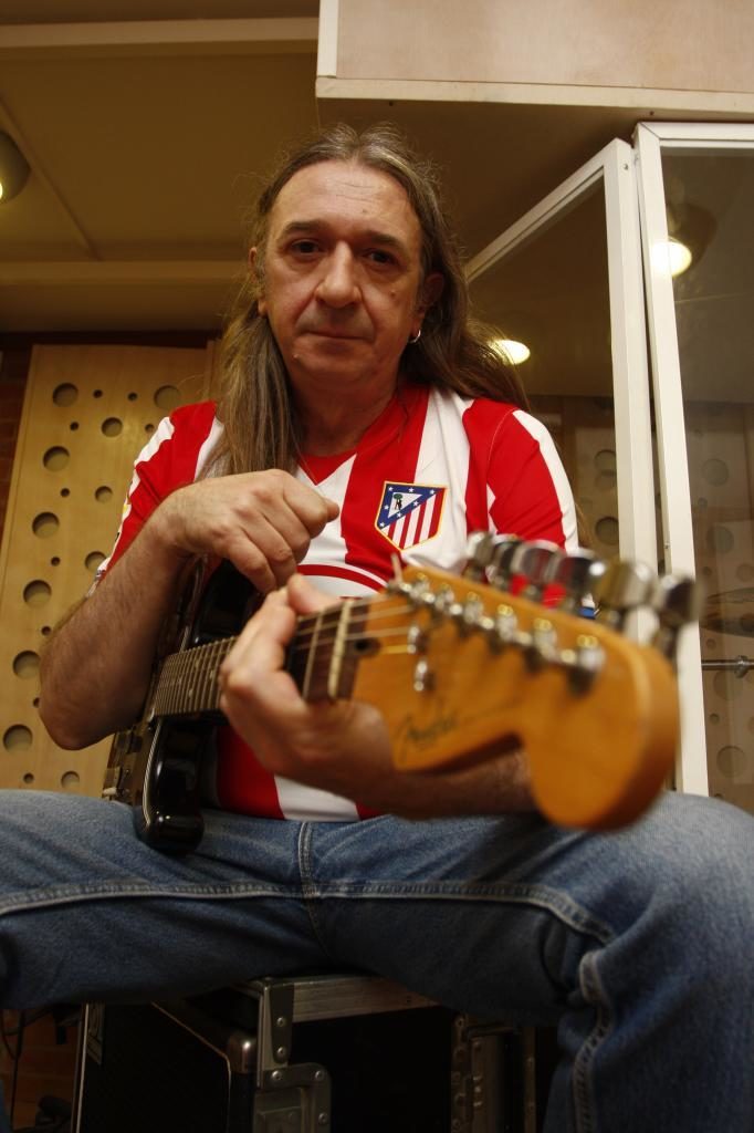 Rosendo con la camiseta de su Atleti y su Fender Stratocaster | Diego Crespo