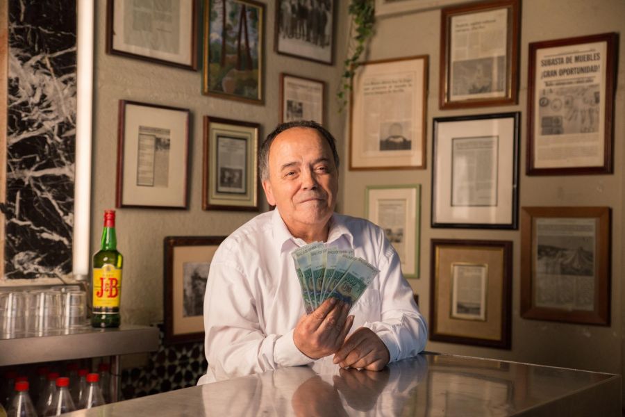 JB paga las 6000 pesetas de whisky a Cañita Brava